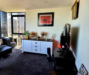 Lovely waterfront condo with swimming pool and gym in the heart of Docklands