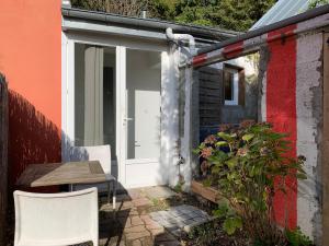Maisons de vacances ECO STUDIOS mezzanine wifi piscine stationnement gratuit terrasse dans jardin : photos des chambres