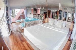 Nias Surf Villa. Beach front. Wave view!