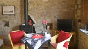 Amygdalia, a Stone House in a quiet landscape - Kremastí