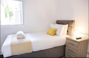 4 Bed House - Sleeps 11 - Pets - Parking - Wifi