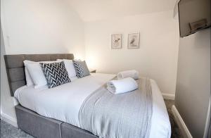 4 Bed House - Sleeps 11 - Pets - Parking - Wifi