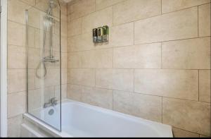 4 Bed House - Sleeps 11 - Pets - Parking - Wifi