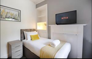 4 Bed House - Sleeps 11 - Pets - Parking - Wifi