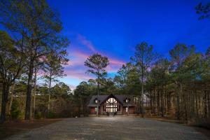 Iron Horse Lodge sleeps 18, Games, Fire Pit, Hot Tub, EV, more