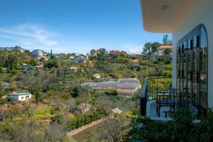 Suite có giường cỡ King với ban công (King Suite with Balcony)