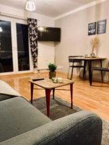 Saniertes Studio - Elisa - mit Balkon, WLAN, Smart-TV & Küche in City-Nähe