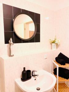 Saniertes Studio - Elisa - mit Balkon, WLAN, Smart-TV & Küche in City-Nähe