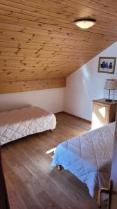 Maisons de vacances Chalet By Sophie Superdevoluy avec piscine : photos des chambres