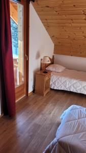 Maisons de vacances Chalet By Sophie Superdevoluy avec piscine : photos des chambres