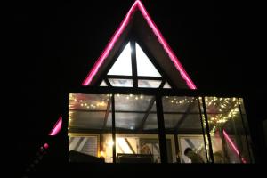 Escape in our Rain-Forest A-Frame Retreat with Hot Tub at The Kairos Cabin