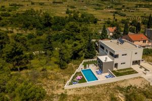 Luxe villa with pool, jacuzzi, and sauna