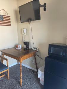 Deluxe Queen Room with Two Queen Beds room in HOMETOWN INN