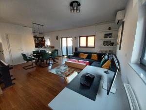 Modern 4-Star luxury apt - WFH Ready, Free Parking 