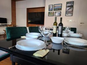 Modern 4-Star luxury apt - WFH Ready, Free Parking 