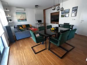 Modern 4-Star luxury apt - WFH Ready, Free Parking