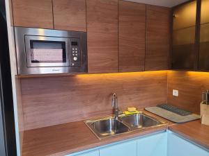 Modern 4-Star luxury apt - WFH Ready, Free Parking