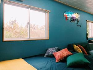 恩納村名嘉真フォレストヴィラ12時チェックアウト可ダブルベッド2台と2段ベッドとユニットバス2室