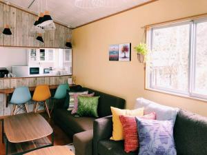 恩納村名嘉真フォレストヴィラ12時チェックアウト可ダブルベッド2台と2段ベッドとユニットバス2室