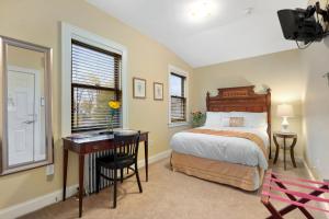 Deluxe Double Room (1 adult + 1 child) room in DeBary Inn