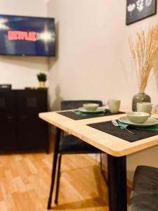 Saniertes Studio - Elisa - mit Balkon, WLAN, Smart-TV & Küche in City-Nähe