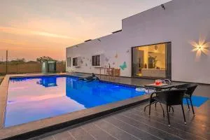 StayVista's Le Bon Horizon - Hillside Elegance with Chic Interiors, Poolside Serenity & Picturesque Gazebo - Proximity to Sula - Girnāre