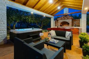 Villa Lorema-pet friendly on 5000 sqm garden,pool, jacuzzi, billiard&PS5