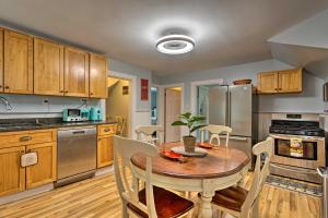 Lovely Stoughton Getaway Near Train Station!