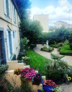 B&B / Chambres d'hotes Propriete Charbaymond : Chambre Double - Vue sur Jardin