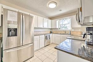 Fayetteville Home w Hot Tub ~ 3 Mi to U of A!