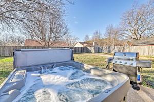 Fayetteville Home w Hot Tub ~ 3 Mi to U of A!