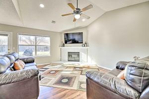 Fayetteville Home w Hot Tub ~ 3 Mi to U of A!