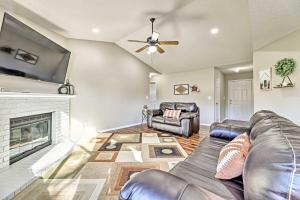 Fayetteville Home w Hot Tub ~ 3 Mi to U of A!