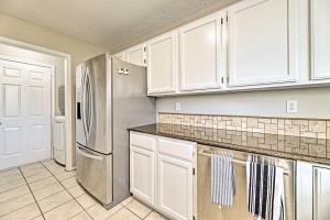 Fayetteville Home w Hot Tub ~ 3 Mi to U of A!