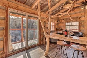 Hand-Crafted Creekside Treehouse with Grill!