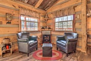 Hand-Crafted Creekside Treehouse with Grill!