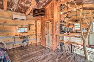 Hand-Crafted Creekside Treehouse with Grill!