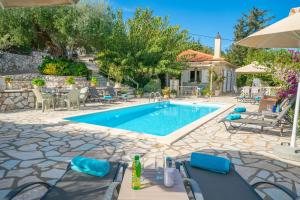 Hidden Eden with Treehouse & Heated Pool