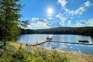 Spacious, Sunny Lake House! Close to ski trails. - Newfane
