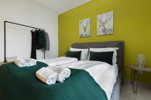 Monolocale con terrazzo vista lago Via Cassarinetta 7 by LR