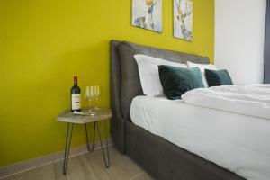 Monolocale con terrazzo vista lago Via Cassarinetta 7 by LR