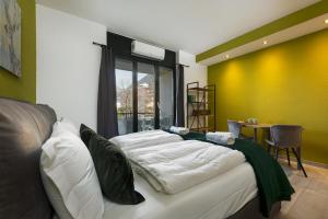 Monolocale con terrazzo vista lago Via Cassarinetta 7 by LR