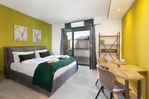 Monolocale con terrazzo vista lago Via Cassarinetta 7 by LR