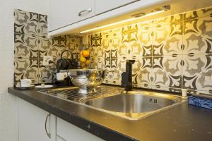 Monolocale con terrazzo vista lago Via Cassarinetta 7 by LR