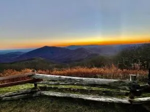 New! Luxury Mountain Top Retreat w/Carriage House - Raphine