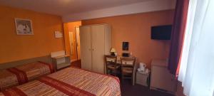 Hotels Logis Hotel Saint-Hubert : Chambre Triple Confort
