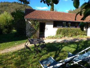 Maisons d'hotes Chambres d'hotes La Combe de Redoles : Chambre Double avec Terrasse et Kitchenette