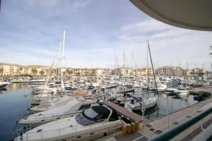 Apartment With Balcony And View On The Port - Fréjus-Plage