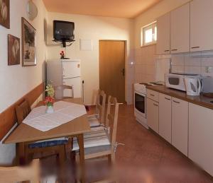 Apartment in Tucepi with terrace, air conditioning, WiFi 3674-2 