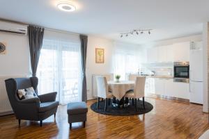 Spacious 2BDR Apartment with Beautiful Terrace 